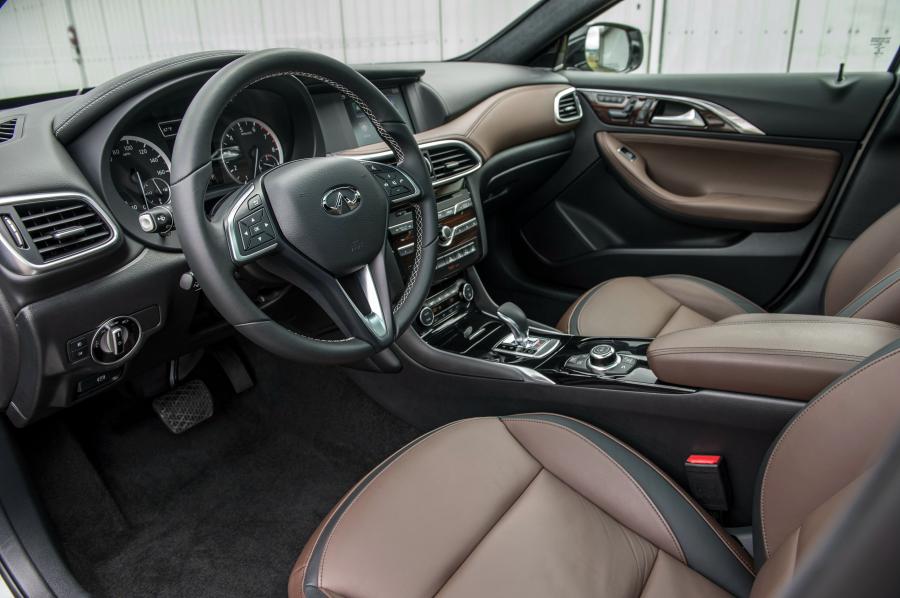 Интерьер Infiniti QX30 2.0t AWD 2016 года  (US) (фото 14 из 14)